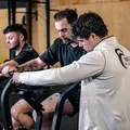 Mike begeleidt een kleine groep tijdens het trainen