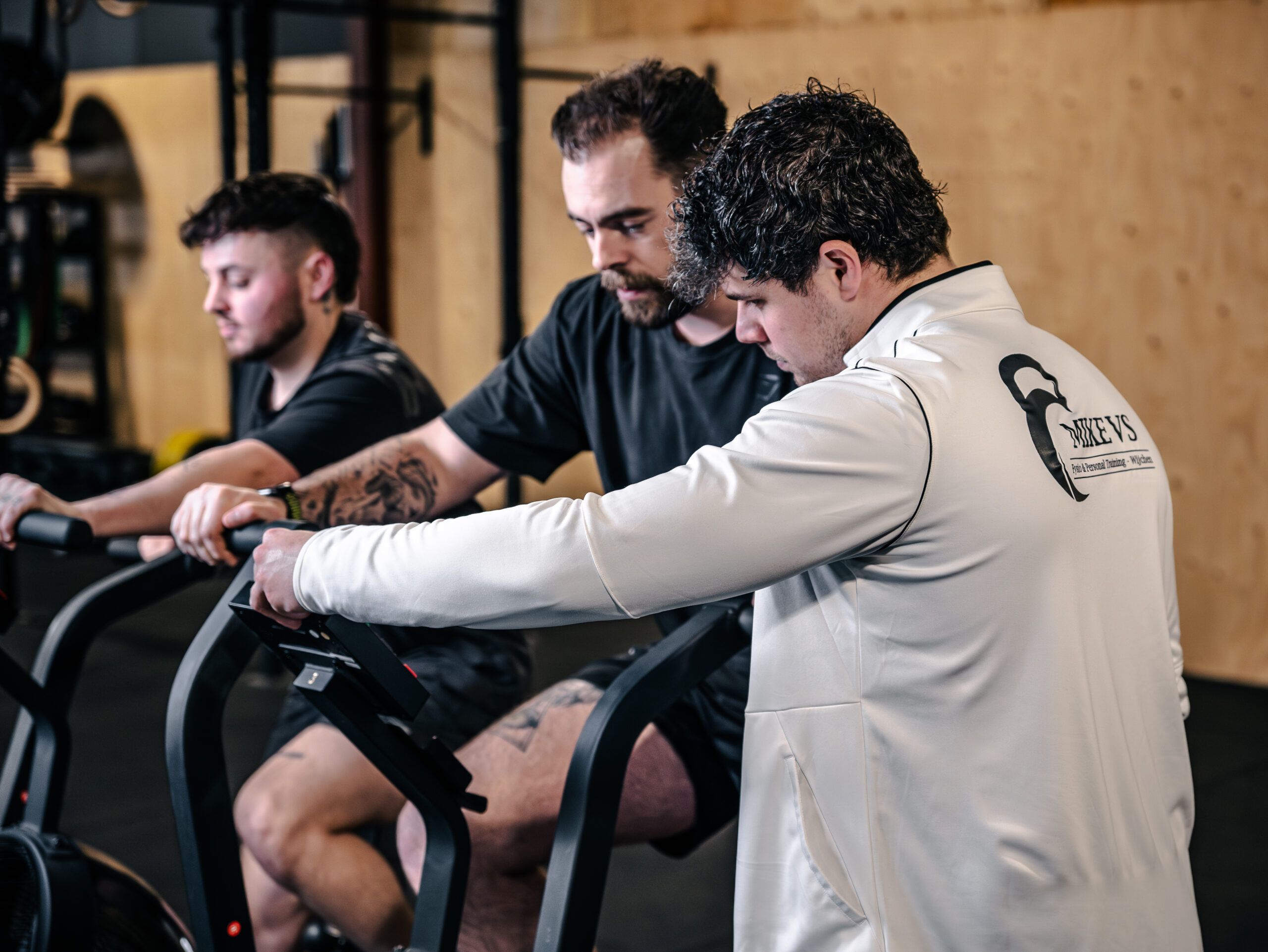 Mike begeleidt een kleine groep tijdens het trainen