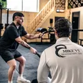 Mike begeleidt een battle rope training