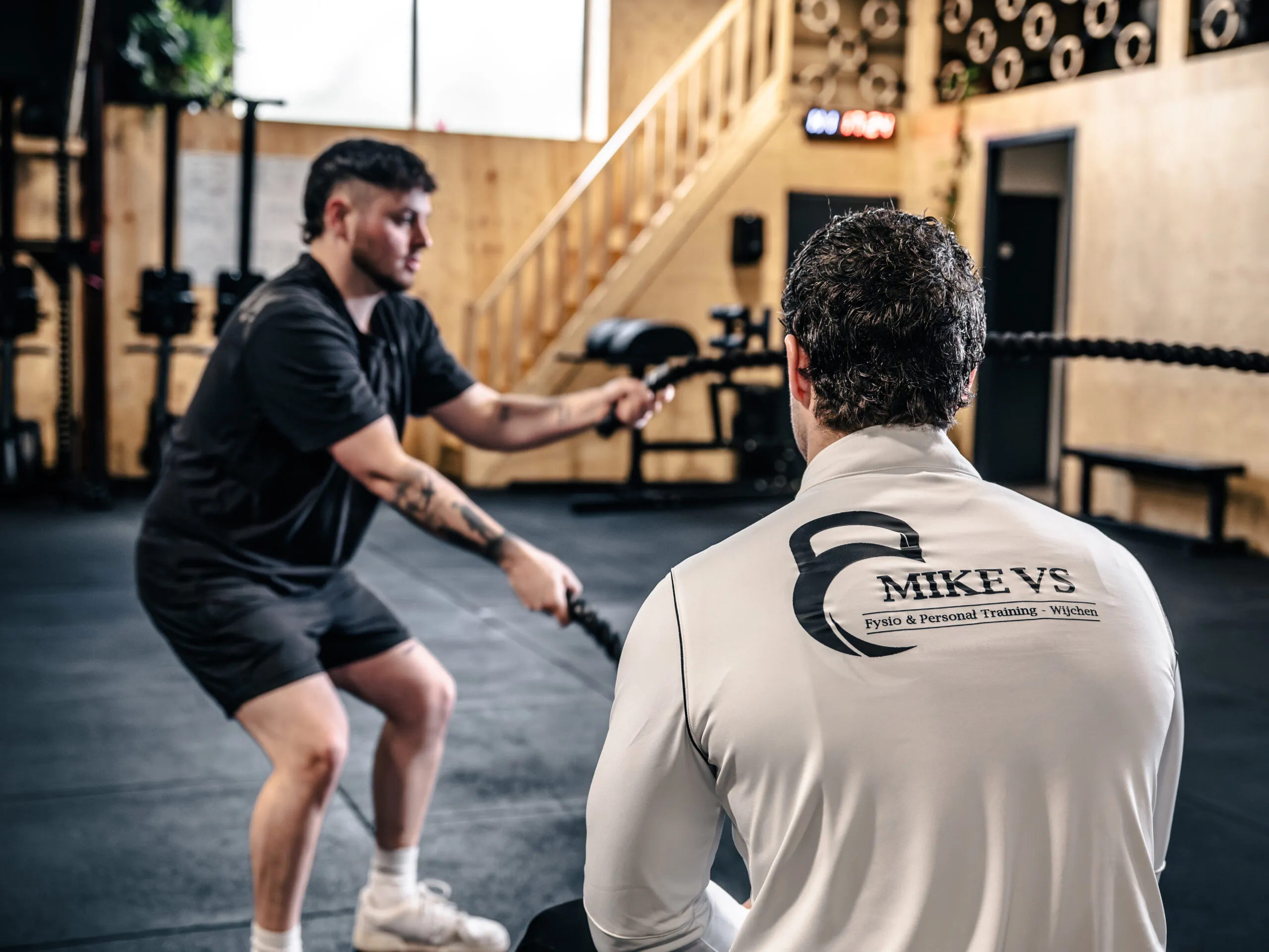 Mike begeleidt een battle rope training