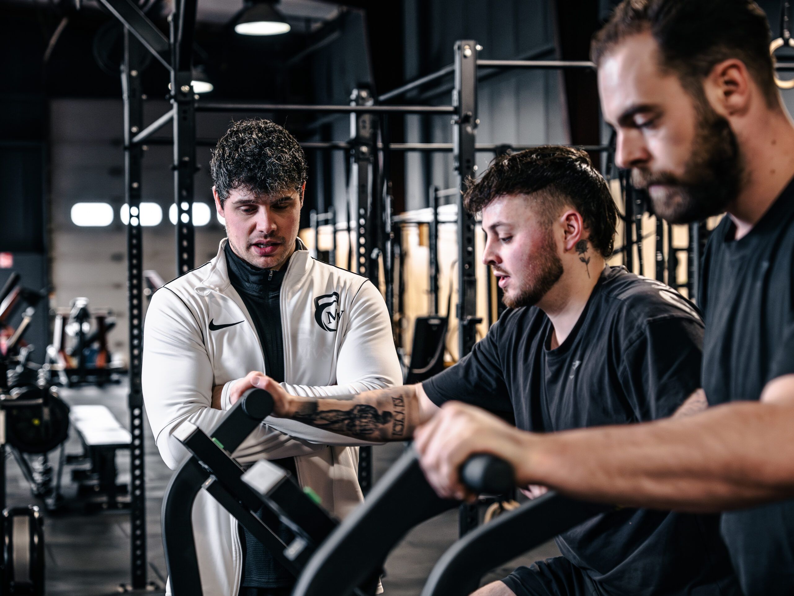 Mike geeft uitleg tijdens een training